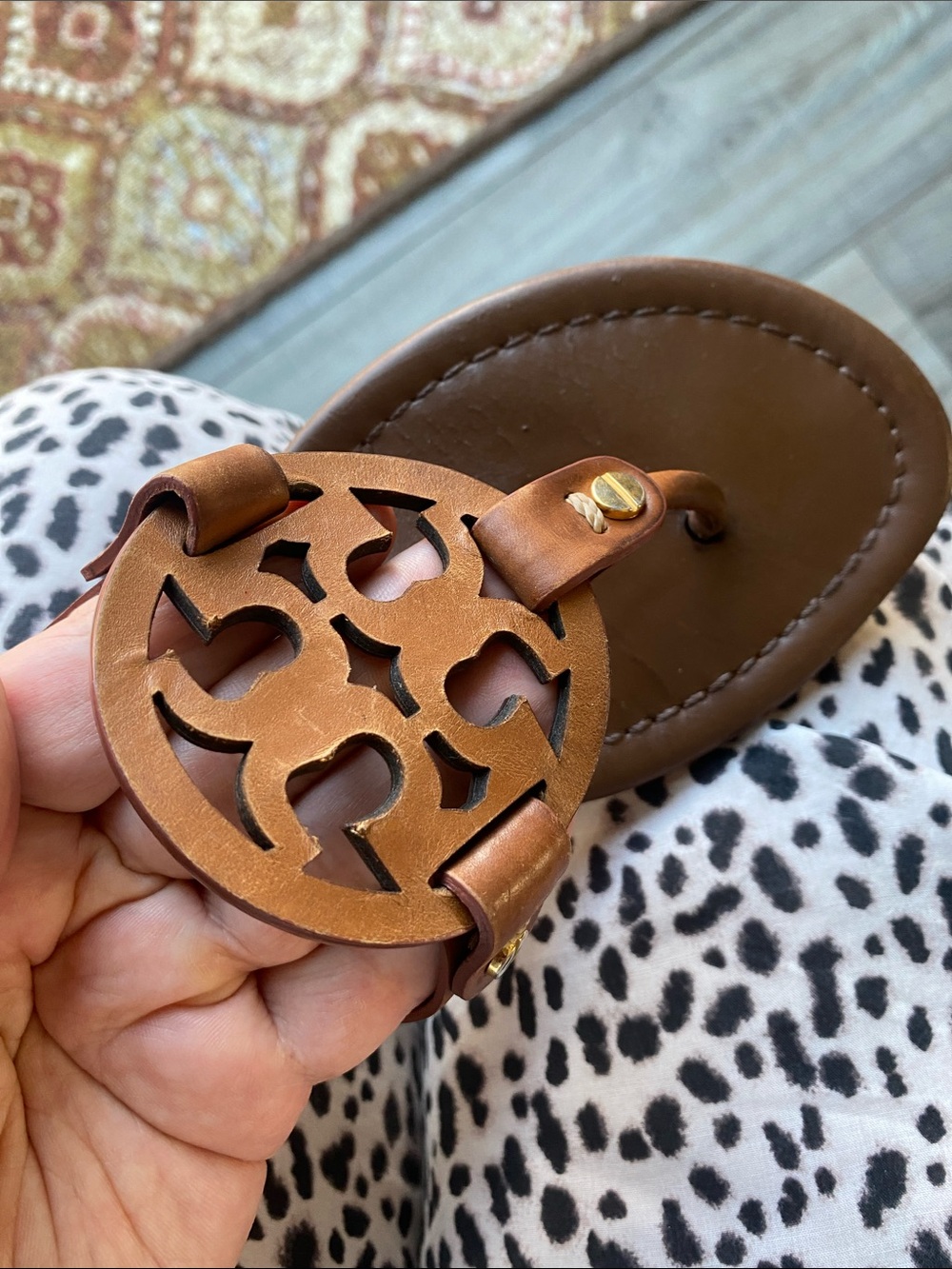 Tory Burch Brown Leather Logo Toe-Post Sandals - Picture 7 of 8